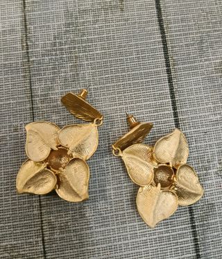 Pendientes Maxi Flor Dorado Texturizados Mate