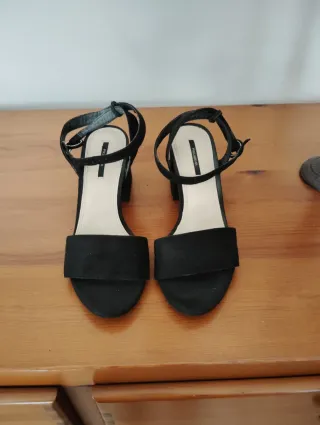 Sandalias tacón medio negras