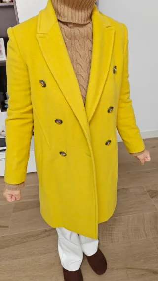 Abrigo amarillo doble botonadura