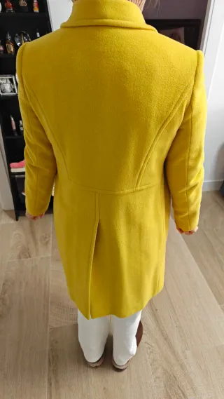 Abrigo amarillo doble botonadura