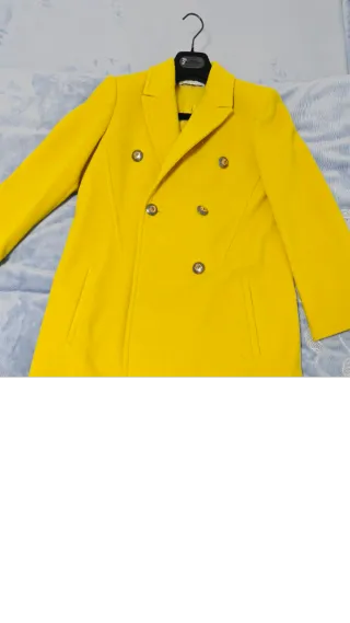 Abrigo amarillo doble botonadura