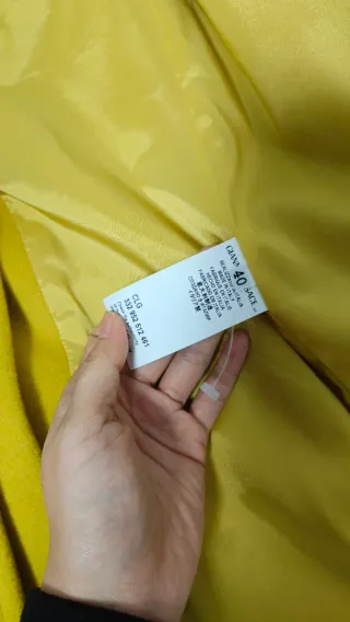 Abrigo amarillo doble botonadura