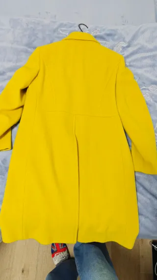 Abrigo amarillo doble botonadura