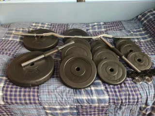 Pesas de gimnasio con barra y discos