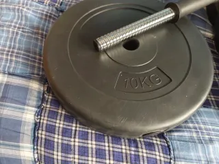 Pesas de gimnasio con barra y discos