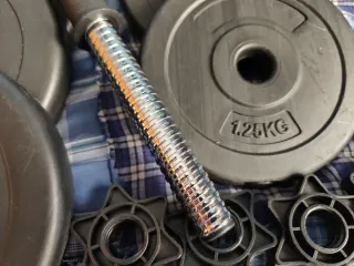 Pesas de gimnasio con barra y discos