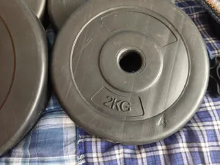 Pesas de gimnasio con barra y discos