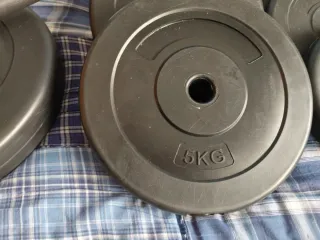 Pesas de gimnasio con barra y discos