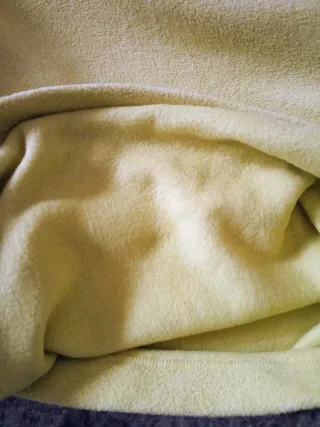 Jersey polar amarillo con rayas negras