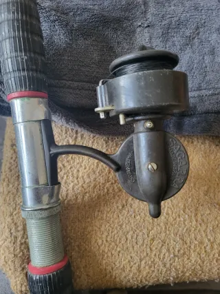 Caña de pescar de bambú antigua carrete SAGARRA