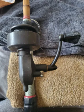 Caña de pescar de bambú antigua carrete SAGARRA