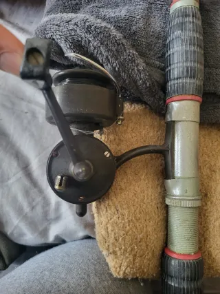 Caña de pescar de bambú antigua carrete SAGARRA