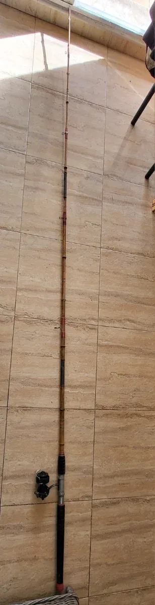 Caña de pescar de bambú antigua carrete SAGARRA