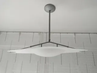 Lámpara colgante de metal y cristal templado.