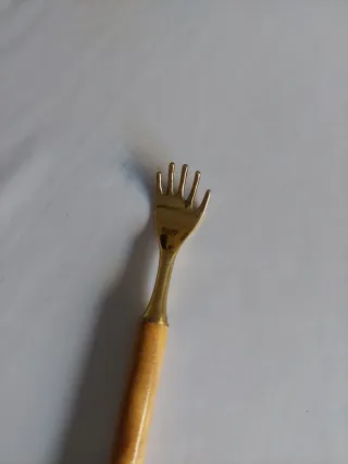 Rascador de espalda mano dorada