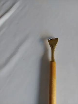 Rascador de espalda mano dorada