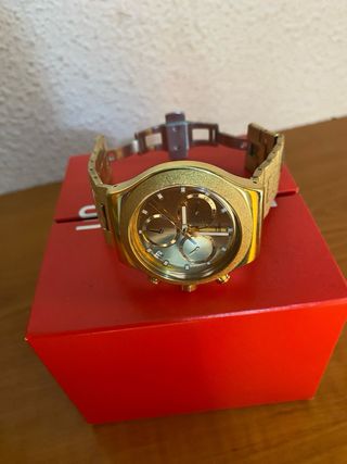 Reloj Swatch Dorado