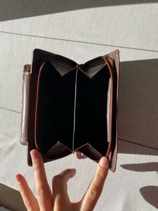 Cartera de piel marrón con diseño