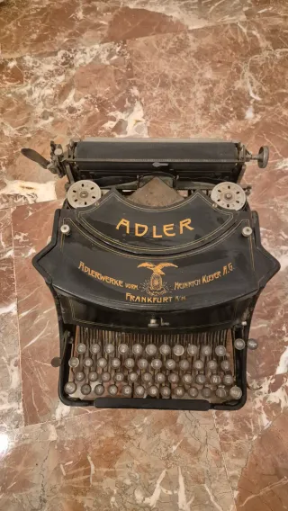Máquina de escribir Adler antigua