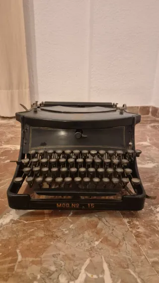 Máquina de escribir Adler antigua