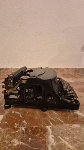 Máquina de escribir Adler antigua