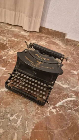 Máquina de escribir Adler antigua