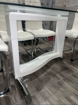 Mesa de cristal con 6 sillas blancas