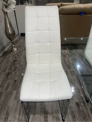 Mesa de cristal con 6 sillas blancas