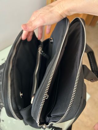 Mochila Parfois Negra con Llavero Corazón Rojo