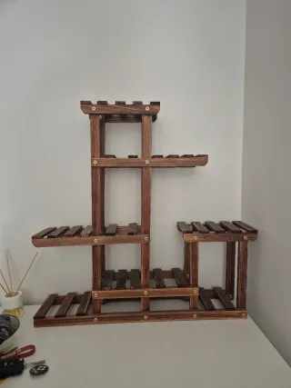 Estantería de madera para plantas
