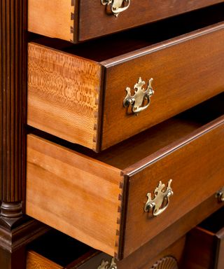 Highboy de caoba estilo Reina Ana