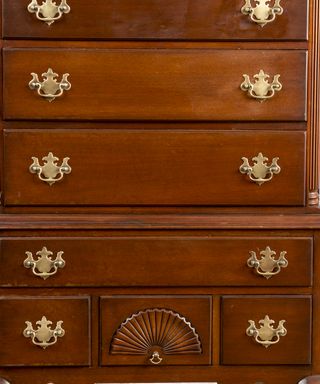 Highboy de caoba estilo Reina Ana