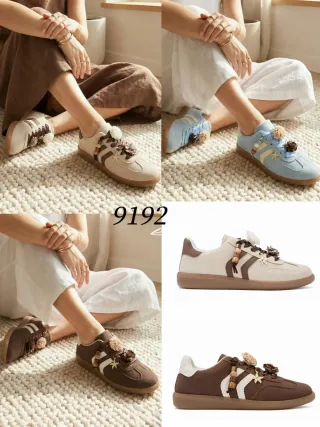 Zapatillas Beige y Marrones con Detalles Florales