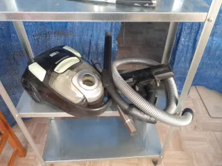 Aspirador Rowenta con manguera y accesorios