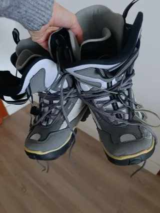 Botas de Snowboard Grises y Blancas