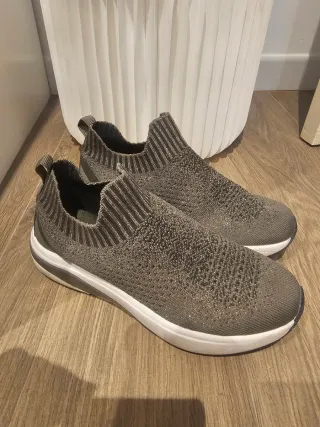 Sandalias de tacón beige y marrón