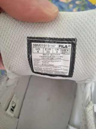 Zapatillas Fila Blancas y Azules