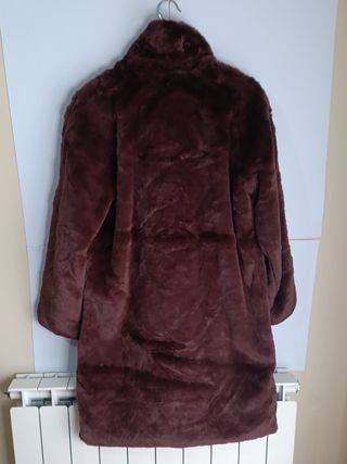 Elegante abrigo pelo burdeos talla L