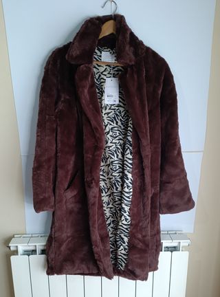 Elegante abrigo pelo burdeos talla L