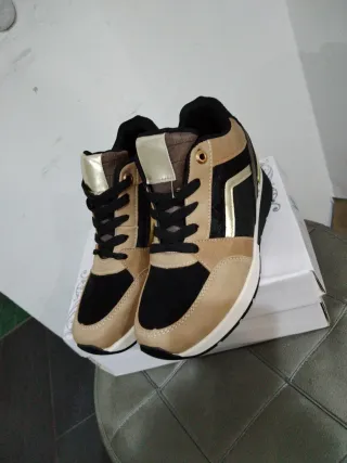 Scarpe con zeppa interna N.37