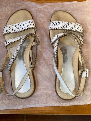 Sandalias de piel blancas y doradas T36