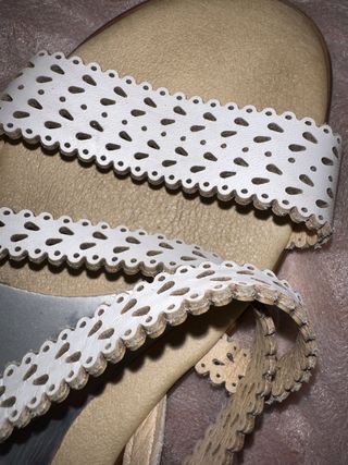 Sandalias de piel blancas y doradas T36