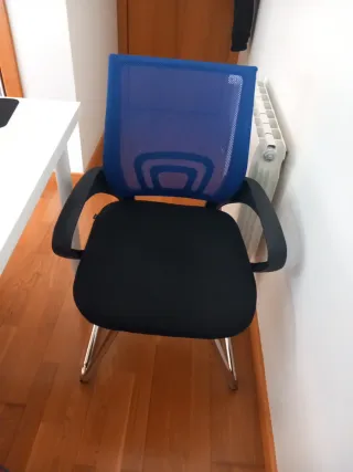 Silla de escritorio azul y negra