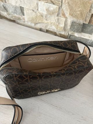Bolso Calvin Klein crossbody monograma CK