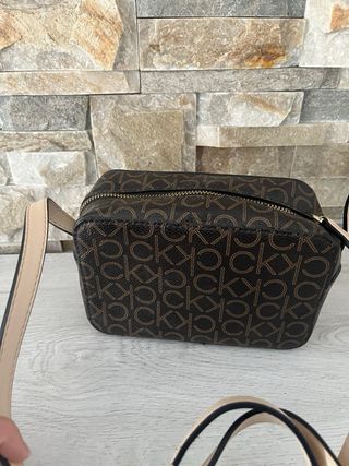Bolso Calvin Klein crossbody monograma CK