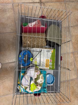 Jaula para conejos gris y multicolor