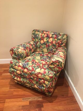 Sillón vintage con funda de estampado floral.