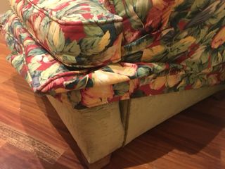 Sillón vintage con funda de estampado floral.