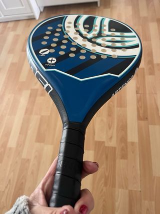 raqueta para padel con su funda