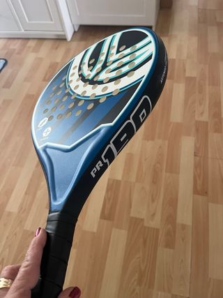 raqueta para padel con su funda